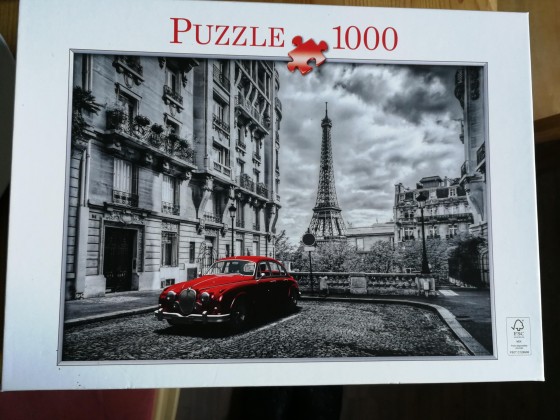 Eiffelturm mit roter Limousine