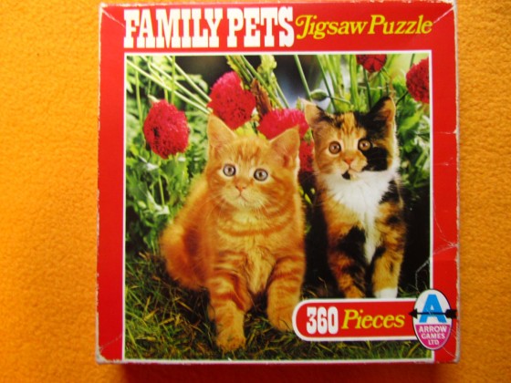 Family Pets Nr. 2 360	ARROW GAMES LTD	1970 – 1972	Jigsaw Puzzle	5404	35 x 35	Quadrat	Bestand Nr. 010